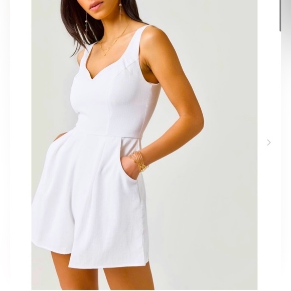 Miami Pants & Jumpsuits White Flowy Romper with Pockets size XXS Pre-owed - Picture 1 of 10